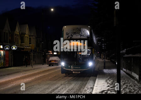 Arriva Bus an der Route 1 in den frühen Morgen mit Schnee während des Tieres aus dem Osten wetter Phänomen. Schnee bedeckt ungeräumten Straße. 13 London Road Stockfoto