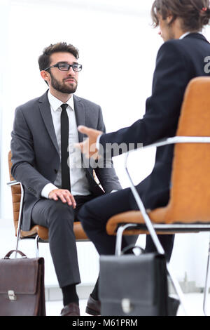 Zwei Geschäftsleute mit Aktentaschen in der Nähe von sich selbst Stockfoto