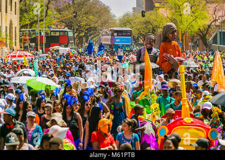 Pretoria, Südafrika, 24.09.2016, Hin- und Herbewegungen und Kostüme im Karneval in Pretoria, Gauteng Stockfoto