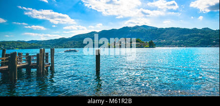 Orta See Landschaft. Die Insel San Giulio Isola Blick vom Fähranleger. Piemont, Italien, Europa. Stockfoto