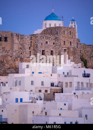 Blaue Stunde in Astypalea, Griechenland mit der Burg und die traditionellen weißen Häuser und blauen Fenstern Stockfoto