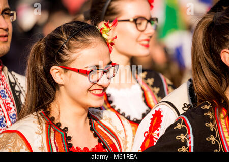 PERNIK, Bulgarien - 26. Januar 2018: Die schöne Tänzerin in traditioneller Folklore bulgarischen Kostüm lächelt Feier am jährlichen Internationalen Fest Stockfoto