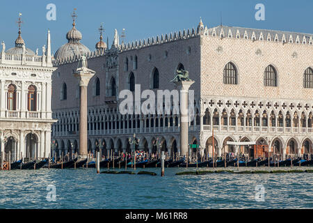 Säulen von San Marco und San Todaro, Doge's Palace. Venedig Stockfoto