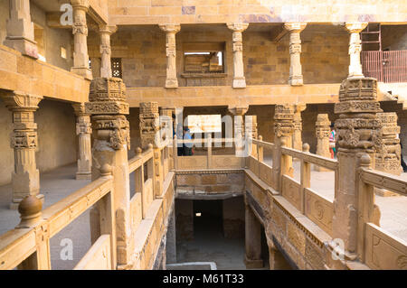 Jaisalmer, Indien - 28 Dez 2018: Menschen roaming Um in der Mitte einen Stein fort mit Säulen und schöne Schnitzereien. Der Sandstein Architektur macht es zu einem schönen Platz Stockfoto