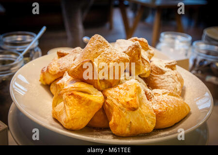 Frühstück in Hotel Schiff in Hittisau, Österreich Stockfoto