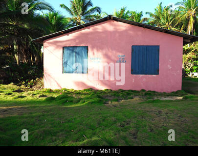 Bunte Rosa Hütte zum Mieten dritten Welt Big Corn Island Nicaragua Mittelamerika Stockfoto