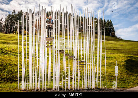 Sou Fujimoto, Japan. Der Traum von einer neuen Vereinigung von Architektur und Natur. Im offenen Dialog mit der Natur verliert auch die Architektur die Schutzfunktion. Aber ich hatte noch nie einen besseren Blick auf den herannahenden Bus - eine neue Dimension der Wahrnehmung! BUS: HALTESTELLE Bränden, entworfen von Sou Fujimoto, Japan. Krumbach-Bushaltestellen, die von Architekten aus der ganzen Welt entworfen wurden, lenken die Aufmerksamkeit auf den täglichen Mobilitätsdienst. Bregenzerwald Österreich. BUS:HALTESTELLE Krumbach, Vorarlberg, Österreich Stockfoto