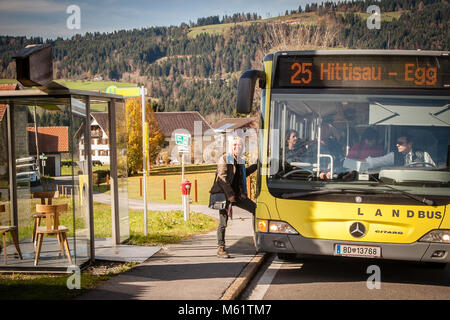 Sie können mit dem Landbus der Linien 25 und 29 weiterfahren, um alle sieben Architektur-Wartehallen zu erreichen. BUS: HALTESTELLE Zwing, entworfen von Smiljan Radic, Chile. Krumbach-Bushaltestellen, die von Architekten aus der ganzen Welt entworfen wurden, lenken die Aufmerksamkeit auf den täglichen Mobilitätsdienst. Bregenzerwald Österreich Stockfoto