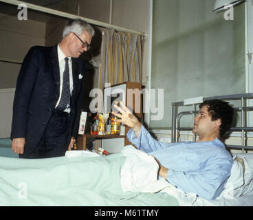 British Home Secretary Douglas Hurd, verletzten Polizisten im Krankenhaus nach der Tottenham Unruhen auf Broadwater Farm Estate in 1985 Stockfoto