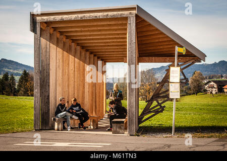 BUS: HALTESTELLE Glatzegg, entworfen von Amateur Architecture Studio, China. Krumbach-Bushaltestellen, die von Architekten aus der ganzen Welt entworfen wurden, lenken die Aufmerksamkeit auf den täglichen Mobilitätsdienst. Bregenzerwald Österreich.Wang Shu und Lu Wenyu, Pritzker-Preisträger, China. Dieser BUS: HALTESTELLE hat eine freie Sicht auf beiden Seiten. Die Architekten schaffen einen Raum, der die fokussierte Wahrnehmung der Landschaft schärft. BUS:HALTESTELLE Krumbach, Vorarlberg, Österreich Stockfoto