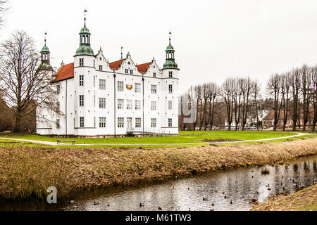 Schloss Ahrensburg ist ein ehemaliges Herrenhaus in Schleswig-Holstein in der Nähe der Stadt Hamburg. Wetterflügel in Halbpferdeform auf der Burg Ahrensburg, Deutschland Stockfoto