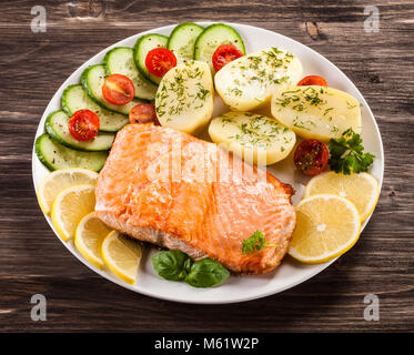 Gegrillter Lachs mit Kartoffeln auf hölzernen Tisch Stockfoto