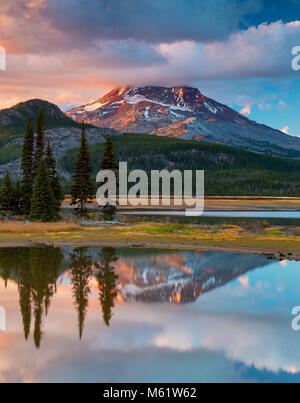 Sonnenuntergang, South Schwester, Funken See, Deschutes National Forest, Oregon Stockfoto