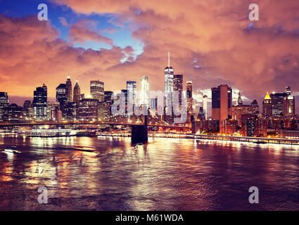 Brooklyn Bridge und Manhattan bei Nacht, Farbe getonte Bild, New York City, USA. Stockfoto