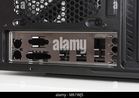 Die Rückseite des leeren Midi Tower Computer Case auf weißen Tisch Stockfoto