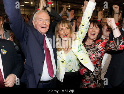 Sinn Feins Martina Anderson, Mitte feiert mit Partei Mitglieder Michelle Gildernew, rechts, und Martin McGuinness, Links, nach der Abstimmung beim Kings Hall zählen Center, Belfast, Nordirland, Montag, 26. Mai 2014. Anderson überstieg die Umfrage bei den Europawahlen für Nordirland, Sie 159,813 Stimmen abgefragt, schlagen die Quote mit über 3.000 Stimmen die erste von Nordirland MDEP geworden. Foto/Paul McErlane Stockfoto