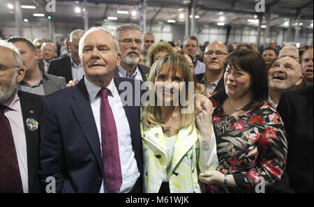 Sinn Feins Martina Anderson, Zentrum erwartet die Ergebnisse mit Partei Mitglieder Michelle Gildernew, rechts, und Martin McGuinness und Gerry Adams im Kings Hall zählen Center, Belfast, Nordirland, Montag, 26. Mai 2014. Anderson überstieg die Umfrage bei den Europawahlen für Nordirland, Sie 159,813 Stimmen abgefragt, schlagen die Quote mit über 3.000 Stimmen die erste von Nordirland MDEP geworden. Foto/Paul McErlane Stockfoto