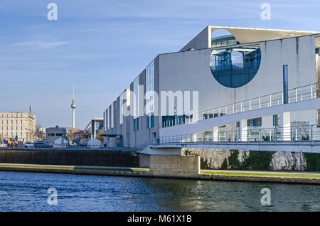 Berlin, Deutschland - 23. Februar 2018: Innenstadt mit Schweizer Botschaftsgebäude auf der linken Seite, Fernsehturm und dem deutschen Bundeskanzleramt, Main se Stockfoto