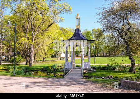 Frühling im berühmten Park Tradgardsforeningen. Das ist ein historischer Park in Linköping, das ist eine berühmte Universitätsstadt in Schweden. Stockfoto