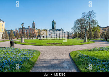 Karl Johans Park in Norrköping an einem Frühlingstag im April. Norrköping ist eine historische Industriestadt in Schweden. Stockfoto