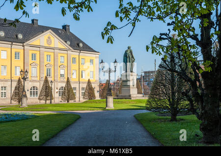 Karl Johans Park in Norrköping an einem Frühlingstag im April. Norrköping ist eine historische Industriestadt in Schweden. Stockfoto