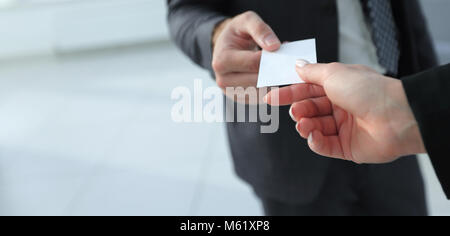 In der Nähe von zwei Geschäftsleute, die den Austausch von Visitenkarten Stockfoto