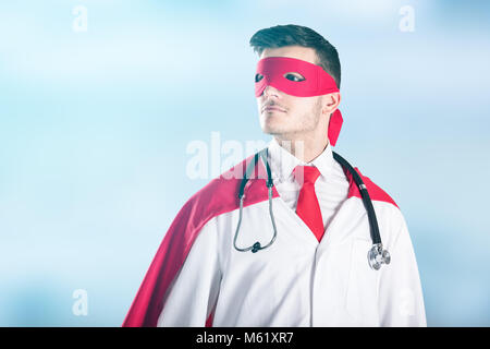 Porträt der jungen Arzt in Superhelden Kostüm gegen Himmel Hintergrund Stockfoto