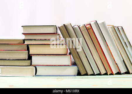 Stapel Bücher auf hölzernen Hintergrund Stockfoto