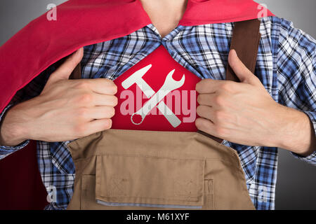 In der Nähe von Superhelden Heimwerker Öffnung Shirt für Worktools Zeichen angezeigt. Stockfoto