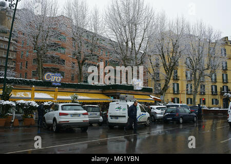 Burian Sturm in Neapel eintrifft, ist die Stadt unter dem Schnee. Ciro eine Mergellina bar. 27/02/2018 Stockfoto