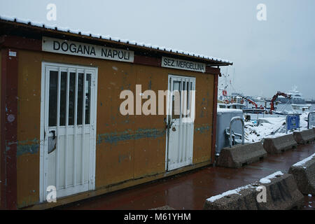 Burian Sturm in Neapel eintrifft, ist die Stadt unter dem Schnee. Hafen von Mergellina, domane Büro. 27/02/2018 Stockfoto