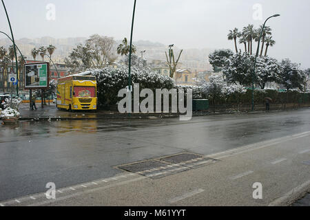 Burian Sturm in Neapel eintrifft, ist die Stadt unter dem Schnee. Villa Comunale - Via Caracciolo. 27/02/2018 Stockfoto