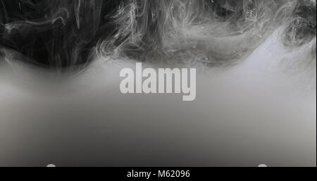 Weiß fällt, Wellen und Wolken von Tinte erstellen von dynamischen Formen im Wasser. Abstrakte Wirkung von Farben in der Flüssigkeit. Studio Schuß auf schwarzen Hintergrund. Stockfoto