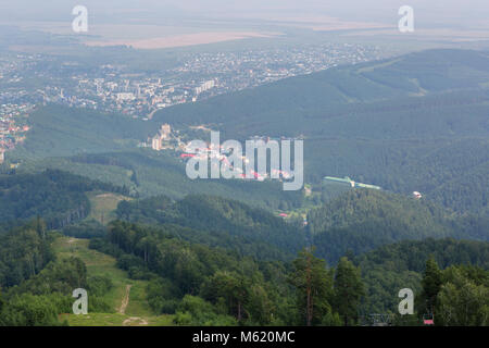 Schönen Sommer Blick vom Mount Tserkovka zu Resort von Belokuricha in der Altairegion Stockfoto