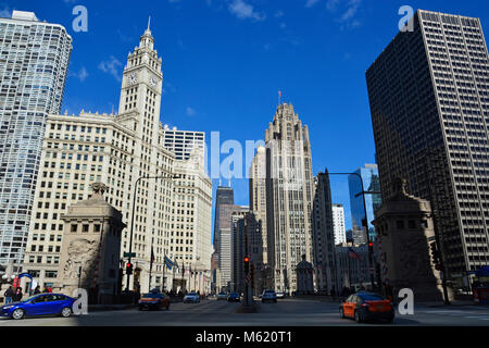 Die Aussicht nach Norden der berühmten Magnificent Mile Shopping Viertel von der Michigan Avenue Bridge in Chicago. Stockfoto