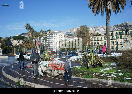 Burian Sturm in Neapel eintrifft, ist die Stadt unter dem Schnee. Piazza Vittoria. 27/02/2018 Stockfoto