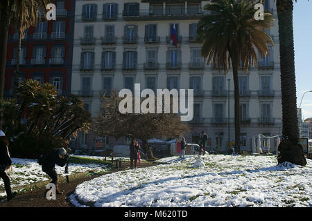 Burian Sturm in Neapel eintrifft, ist die Stadt unter dem Schnee. Piazza Vittoria. 27/02/2018 Stockfoto