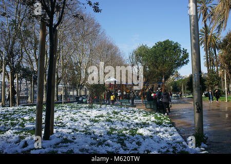 Burian Sturm in Neapel eintrifft, ist die Stadt unter dem Schnee. Villa Comunale. 27/02/2018 Stockfoto