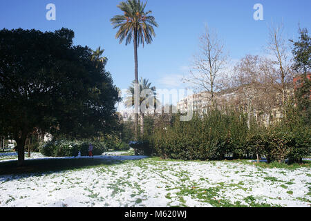 Burian Sturm in Neapel eintrifft, ist die Stadt unter dem Schnee. Villa Comunale - Public Garden. 27/02/2018 Stockfoto