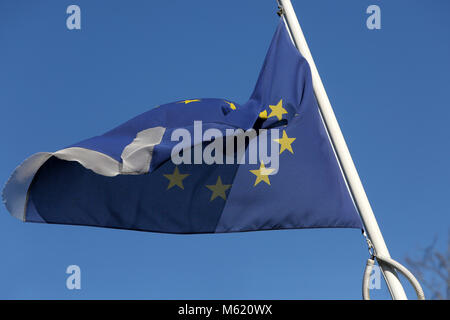 Eine europäische Flagge abgebildet Fliegen in London, UK. Stockfoto