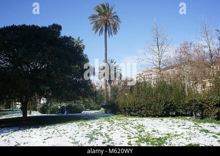 Burian Sturm in Neapel eintrifft, ist die Stadt unter dem Schnee. Villa Comunale - Public Garden. 27/02/2018 Stockfoto