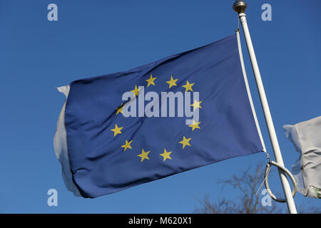 Eine europäische Flagge abgebildet Fliegen in London, UK. Stockfoto