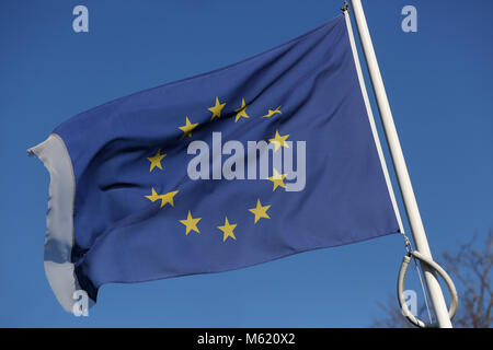 Eine europäische Flagge abgebildet Fliegen in London, UK. Stockfoto