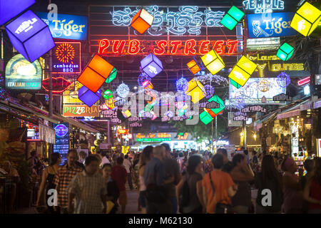 SIEM REAP, Kambodscha - Januar 9, 2018: Touristen schlendern entlang der Pub Street in Siem Reap, Kambodscha am 9. Januar 2018. Stockfoto