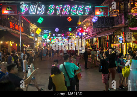 SIEM REAP, Kambodscha - Januar 9, 2018: Touristen schlendern entlang der Pub Street in Siem Reap, Kambodscha am 9. Januar 2018. Stockfoto