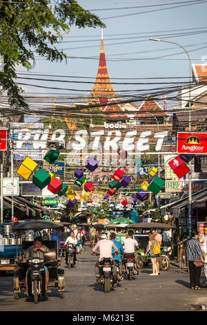 SIEM REAP, Kambodscha - Januar 9, 2018: Touristen schlendern entlang der Pub Street in Siem Reap, Kambodscha am 9. Januar 2018. Stockfoto