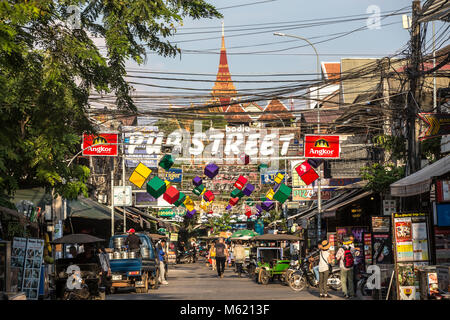 SIEM REAP, Kambodscha - Januar 9, 2018: Touristen schlendern entlang der Pub Street in Siem Reap, Kambodscha am 9. Januar 2018. Stockfoto