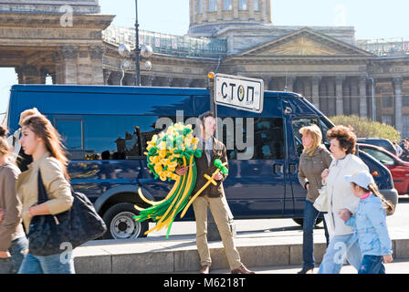 SAINT-Petersburg, Russland, 14. MAI 2011: Ein lächelnder junger Mann verkauft Ballon Blumen unter dem Schild "am Newski Prospekt in der Nähe von Kazan Kathedrale Stockfoto