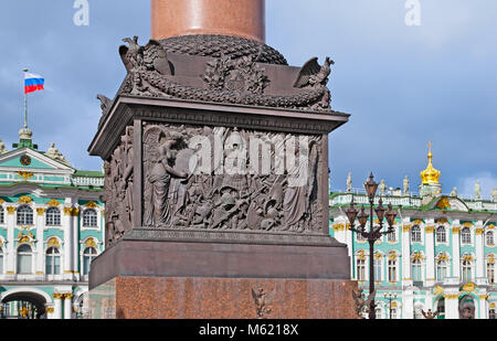 SAINT-Petersburg, Russland - 19. MÄRZ 2016: Fragment des Sockels, Dekorationen der Alexander Spalte auf dem Schlossplatz Stockfoto