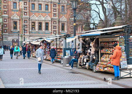 SAINT-Petersburg, Russland, April 8, 2016: die Menschen in der Nähe von Open air Souvenirläden neben der Kirche der Auferstehung (Erlösers auf dem Blut) Stockfoto